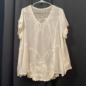 Johnny Was Size L White Blouse Tunic Embroidery Rayon